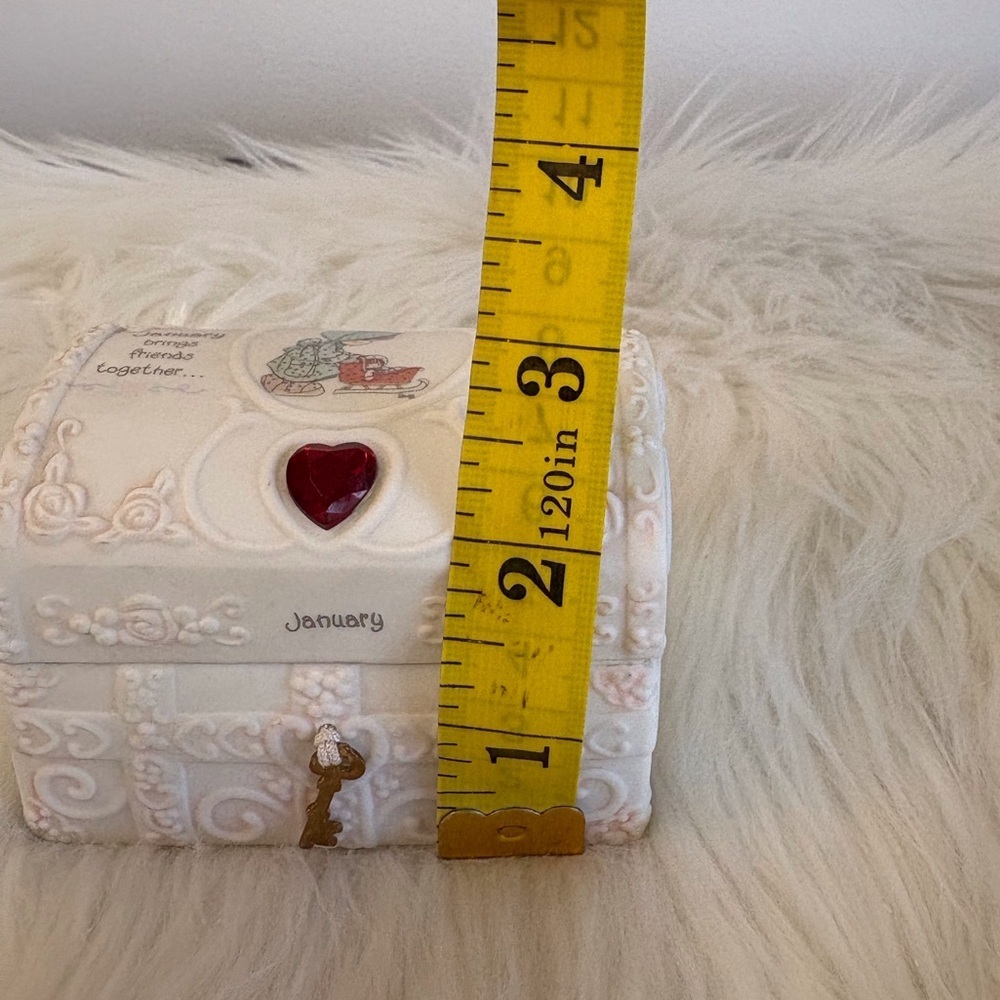 Precious Moments Collection Vintage Charming White Trinket Box with Heart Accent - Picture 9 of 9